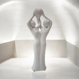 STATUA INNAMORATI CON CUORE IN PORCELLANA BIANCA